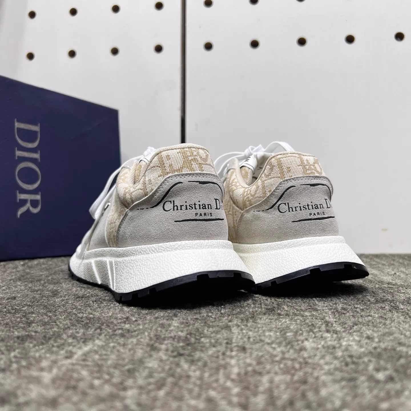 Factory price: 438💰【DIAo·Dior】Original quality.~ Unique modern style sneakers. 🏃A must-have casual shoe for trendy men😍😍 Original brand imported from Italy, imported original leather, sheep lining (refuses to discolor and grind feet) Sole: Original sole provided by the original factory, French lazy style design ⚠️Fit to the feet, original quality, super comfortable original sole. It’s like shooting the real thing 🎬The real thing is better, high-quality sneakers, size: 38-44, custom-made 45